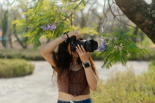 Maisons de Retraite vs. Maintien à Domicile : Guide Ultime pour Prendre la Meilleure Décision